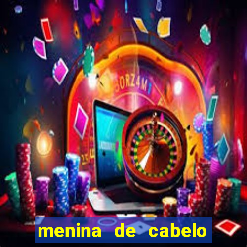 menina de cabelo cacheado fake no espelho