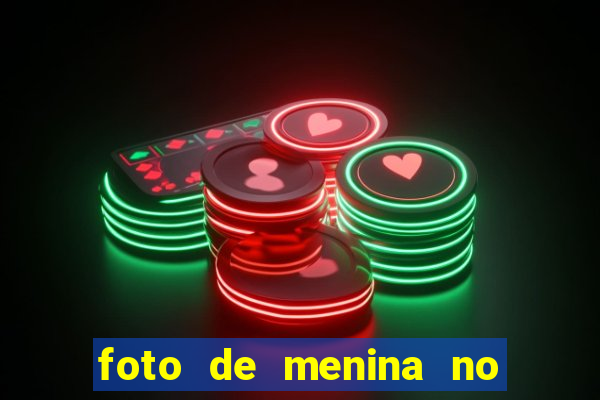 foto de menina no espelho cacheada
