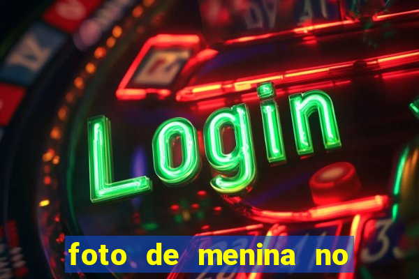 foto de menina no espelho cacheada