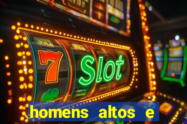 homens altos e magros pelados