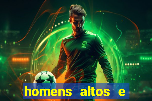 homens altos e magros pelados