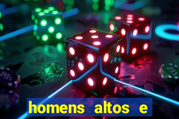 homens altos e magros pelados