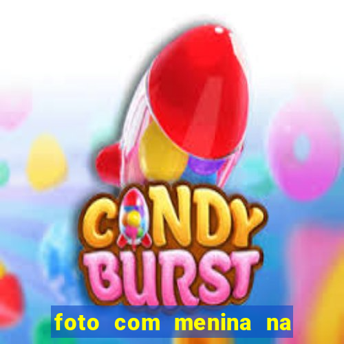 foto com menina na cama fake