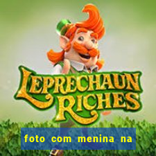 foto com menina na cama fake