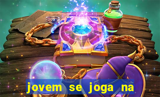 jovem se joga na linha do trem 2024